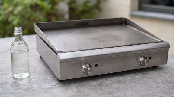 Peut-on vraiment utiliser du vinaigre blanc sur une plancha ?