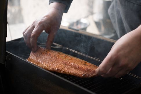Fumer du poisson : étapes clés pour une texture tendre et fondante