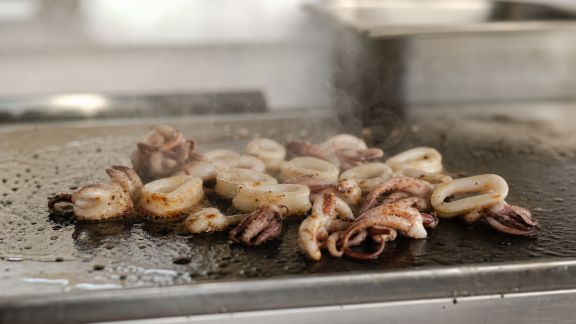 Cuisson minute : astuces pour des calamars tendres et parfumés à la plancha