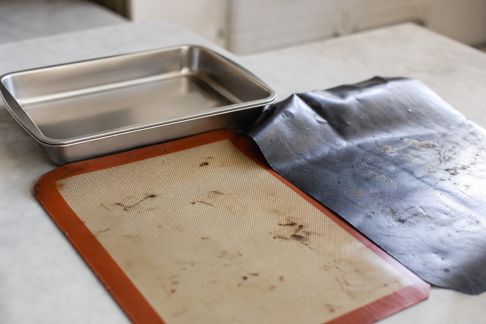 Éviter les erreurs courantes avec les tapis et plaques de cuisson réutilisables
