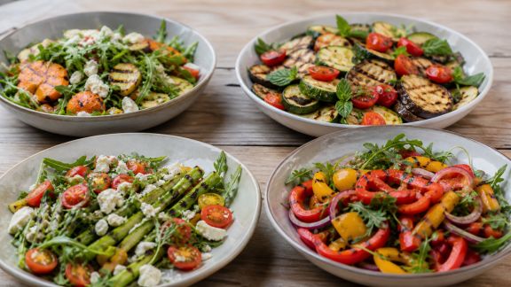 Quatre idées de salades estivales avec légumes grillés au barbecue