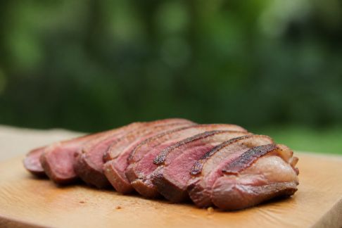Les étapes clés pour préparer un magret de canard rosé au barbecue