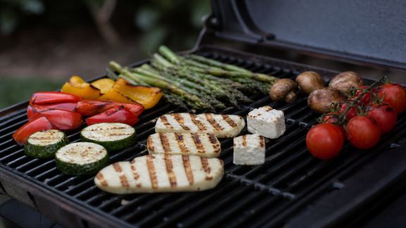 Associer fromages et légumes au barbecue : astuces pour sublimer vos plats végé
