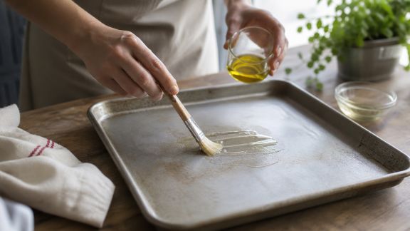 Faut-il vraiment huiler la plaque à chaque cuisson ? Nos conseils efficaces