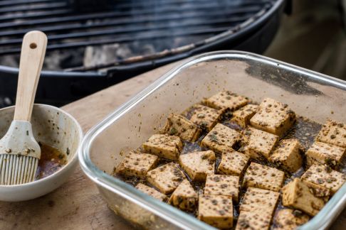 Secrets d'une marinade parfumée pour tofu grillé à la braise