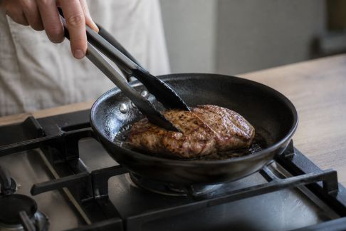 Faut-il vraiment retourner souvent la viande pour obtenir une cuisson idéale ?