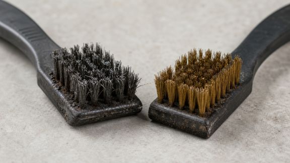 Choisir entre brosse métallique et brosse en laiton : que privilégier pour le gril ?