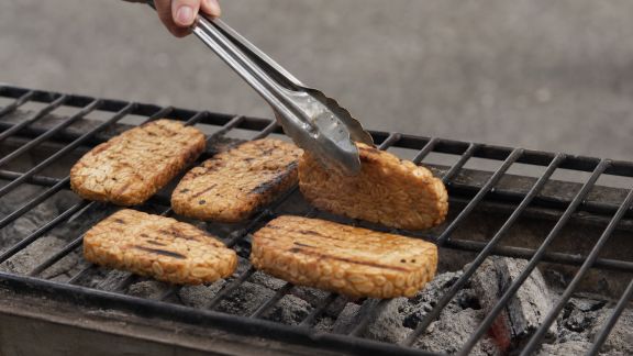 Comment réussir la cuisson du tempeh au barbecue sans le dessécher