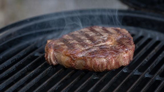 3 méthodes pour fumer légèrement une entrecôte à la cuisson directe