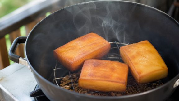 Guide pratique pour fumer vos aliments sans appareil spécialisé