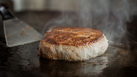 Maîtriser la saisie des aliments épais sur plancha sans les dessécher