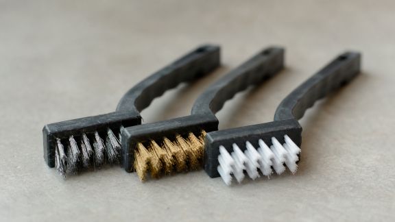 Comparatif des brosses de nettoyage : acier, laiton ou nylon ?