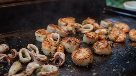 Techniques simples pour maîtriser la cuisson des fruits de mer à la plancha