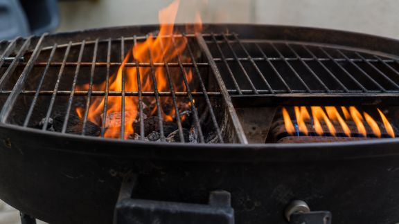Cuire sans brûler : gérer les flammes vives sur charbon et gaz