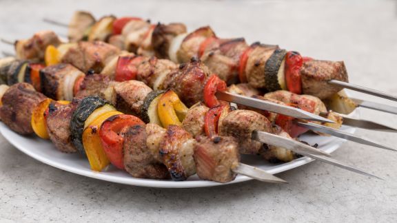 Astuces d’expert pour utiliser les pics métalliques sans dessécher vos brochettes
