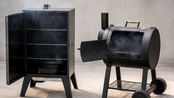 Fumoir électrique ou charbon : quelle option privilégier ?