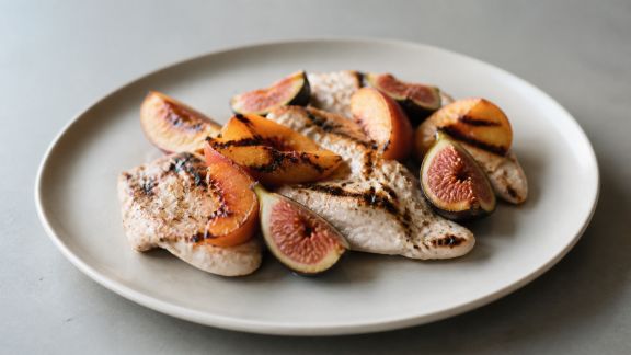 Duo sucré-salé : fruits de saison grillés avec viandes blanches à la plancha