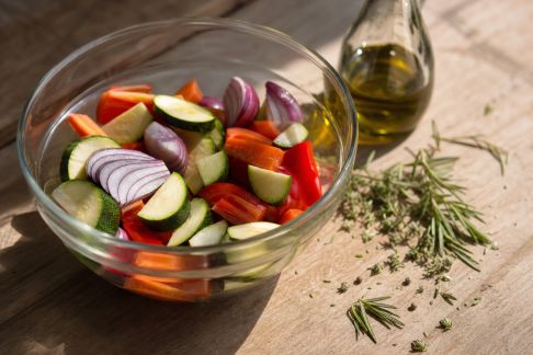 Optimiser la marinade pour les légumes : conseils pour une saveur réussie