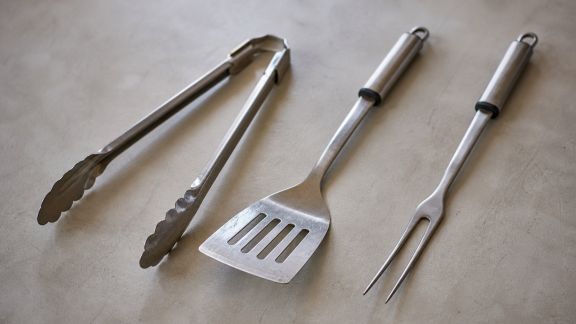Comparatif : pinces, spatules, fourchettes, que choisir pour le barbecue ?