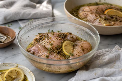 Quelles marinades privilégier pour des volailles tendres au feu de bois