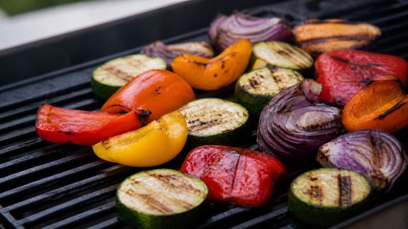 Erreurs fréquentes à éviter pour garder des légumes juteux sur la grille