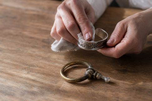 Méthodes efficaces pour redonner de l’éclat aux accessoires ternis