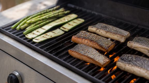 Savoir gérer les zones de chaleur pour griller poisson et légumes sans stress