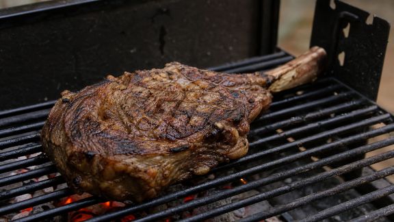 3 méthodes pour réussir une côte de bœuf juteuse au barbecue