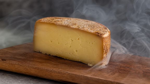 Comment intensifier l’arôme du fromage avec un fumage maison