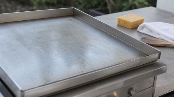 Six astuces pour décrasser rapidement une plancha après usage